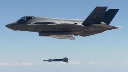 അമേരിക്കന് സൈനിക വിമാനം തകര്ന്നു വീണു; പൈലറ്റ് അത്ഭുതകരമായി രക്ഷപ്പെട്ടു