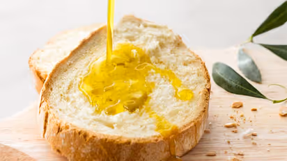 ബ്രെഡില് അല്പ്പം ഒലീവ് ഓയില് ചേര്ത്ത് കഴിക്കൂ; ഗുണങ്ങള് ഇവയാണ്