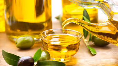 ഒലീവ് ഓയിൽ മുഖത്ത് പുരട്ടിയാലുള്ള ​ഗുണങ്ങൾ ചെറുതൊന്നുമല്ല