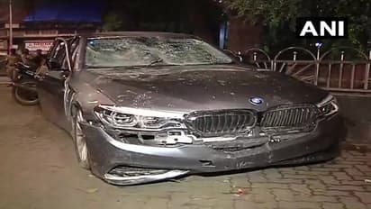BMW कार सवार ने आधी रात में रोड पर चल रहे लोगों को मारी टक्कर