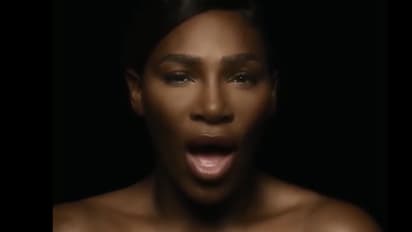 स्तन कैंसर के प्रति जागरूकता के लिए जब दुनिया की यह मशहूर हस्ती हो गई टॉपलेस...