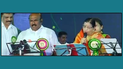 அடங்காத அமைச்சர் ஜெயக்குமார்... எம்.ஜி.ஆர். பாடல் பாடியதால் ரசிகர்கள் ஆயிரம் ரூபாய் அன்பளிப்பு!