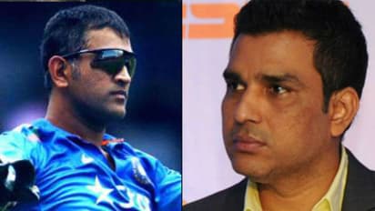 ధోనికి శారీరకంగానే కాదు మానసిక ఇబ్బంది కూడా...: మంజ్రేకర్ సంచలన వ్యాఖ్యలు