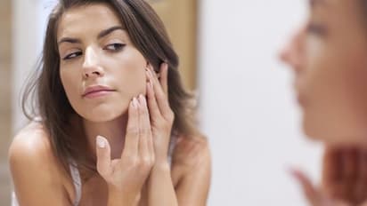 മുഖത്തെ കറുത്ത പാടുകൾ മാറ്റാൻ ഇതാ ചില പൊടിക്കെെകൾ