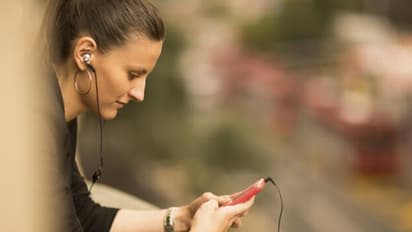 இயர்போன்கள் அல்லது ஹெட்ஃபோன்கள் எது சிறந்தது? உங்கள் காதுக்கு எது பாதுகாப்பானது...தெரிஞ்சுக்கலாம் வாங்க..