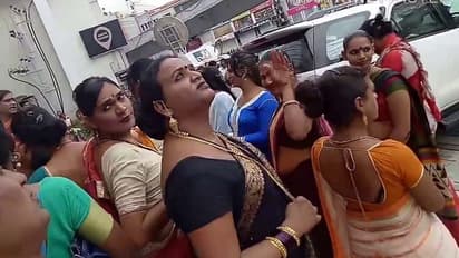 హిజ్రాపై రౌడీషీటర్, పహిల్వాన్ల ప్రతాపం.. పోలీస్ స్టేషన్ ముందు హిజ్రాల నిరసన