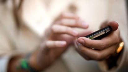 எந்நேரமும் ஓயாமல் ஆண் நண்பர்களுடன் செல்போனில் கடலை.. அதிகாலையில் மாமியாரை அதிர வைத்த மருமகன்..!