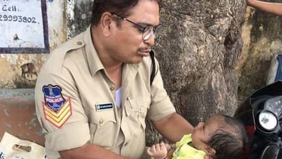 పరీక్ష రాస్తున్న తల్లి.. గుక్కలు పెట్టిన చిన్నారి.. డ్యూటీ చేస్తూనే పాపను ఆడించిన కానిస్టేబుల్