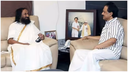 முதல் நாள் ஸ்ரீஸ்ரீரவிசங்கர்! மறுநாள் திருநாவுக்கரசர்! கூட்டணி பேச்சுவார்த்தையை துவக்கிய மு.க.ஸ்டாலின்!