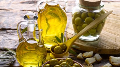 জানেন কি রান্নার জন্য অলিভ অয়েল অস্বাস্থ্যকর, কিভাবে ব্যবহার করা উচিত এই তেল জেনে নিন