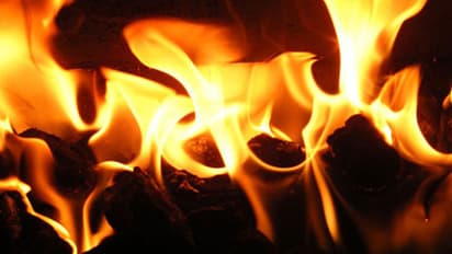 ஒரே பெண்ணை காதலித்த 2 மாணவர்கள்... போட்டியில் இருவரும் மாற்றி மாற்றி தீ வைத்துக்கொண்ட கொடூரம்!