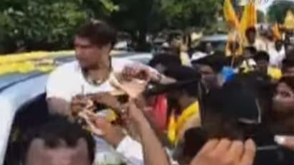 ఉక్కపోతతో ఉక్కిరిబిక్కిరి: చొక్కా విప్పి రిలాక్స్ అయిన బాలకృష్ణ