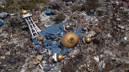 అంతులేని విషాదాన్ని నింపిన సునామీ: సమాధుల తవ్వేందుకు వాలంటీర్లు