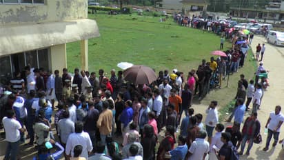 നീലക്കുറിഞ്ഞി കാണാന് വന്തിരക്ക്; ഗതാഗതകുരുക്കില് മുറുകി മൂന്നാര്