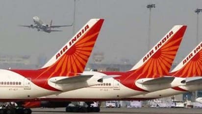 विमान के उड़ान भरने से पहले चालक दल की सदस्य विमान से नीचे गिरी