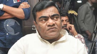 అనుచరుడితో బూట్లు తొడిగించుకొన్న బాబు మోహన్