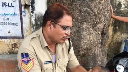 தேர்வு எழுத வந்த இளம் தாயின் குழந்தையை 3 மணி நேரம் கவனித்துக் கொண்ட போலீஸ் !! குவியும் பாராட்டுக்கள் !!