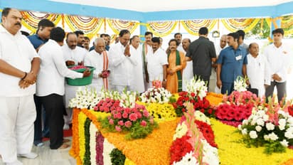 మహాత్మా గాంధికి నివాళులు అర్పించిన కేసీఆర్ (పోటోలు)