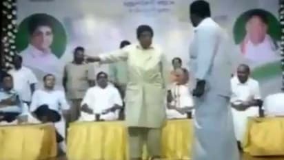 सरकारी कार्यक्रम में बेदी और अन्नाद्रमुक विधायक के बीच कहासुनी