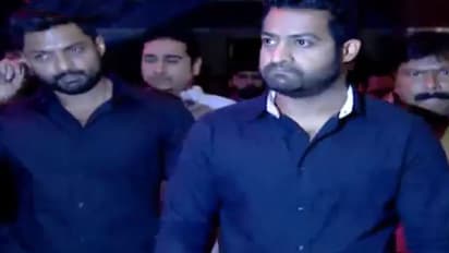 'అరవింద సమేత' ప్రీరిలీజ్: ఎన్టీఆర్ రాకతో అభిమానుల కేకలు