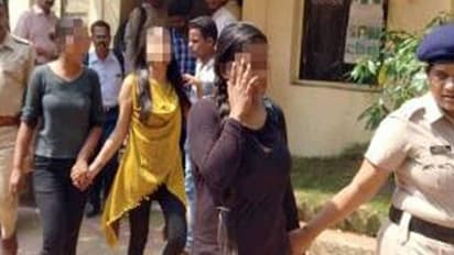 പൊതുസ്ഥലത്ത് മദ്യപിച്ച് പൊലീസുകാരെ ആക്രമിച്ചു; നാലു പെൺകുട്ടികളിൽ മൂന്നുപേർ പിടിയിൽ