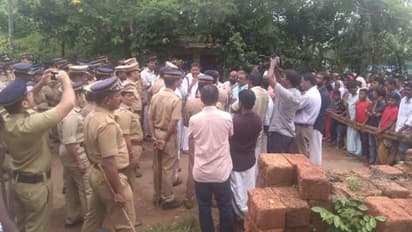 വയനാട്ടില്‍ ഭൂമി അളക്കാനെത്തിയ ഉദ്യോഗസ്ഥരെ ഒമ്പതാംതവണയും തടഞ്ഞു; ആത്മഹത്യശ്രമവും, അറസ്റ്റും