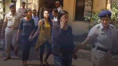 போதையில் நடுரோட்டில் இளம் பெண்கள் ரகளை! தட்டிக்கேட்ட போலீசுக்கு அடி உதை!