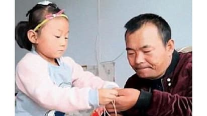 തളർന്ന് കിടക്കുന്ന അച്ഛന് താങ്ങും തണലുമായി ഈ ആറ് വയസ്സുകാരി; ലോകത്തിന് ഇവളെ മാതൃകയാക്കാം