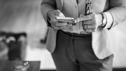 അതിര്‍ത്തി കടക്കണമെങ്കില്‍ ഫോണ്‍ അണ്‍ലോക്ക് ചെയ്ത് പരിശോധനക്ക് നല്‍കണം; ഇല്ലെങ്കില്‍ യാത്ര തടയും