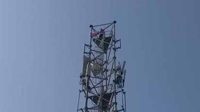 కేసీఆర్ సభ వద్ద కలకలం....సెల్ టవర్ ఎక్కిన యువకుడు (వీడియో)