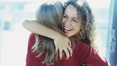 పాజిటివ్ ప్రతీకారం : అత్తకు కరోనా.. బలవంతంగా కోడల్ని కౌగిలించుకుని.. !