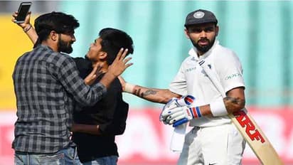 సెల్ఫీ కోసం దూసుకొచ్చిన అభిమానులు.. చెబితే వినరా అంటూ కోహ్లీ సీరియస్