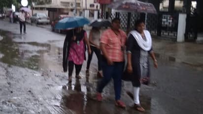 ரெட் அலர்ட்டுக்கு முன்னே எச்சரிக்கை விடுத்த மழை... இருளில் மூழ்கிய சென்னை!