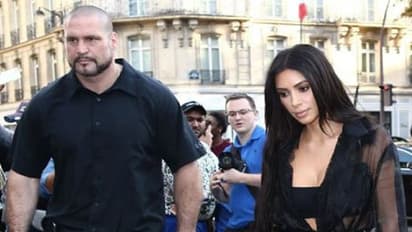 హాట్ బ్యూటీ బాడీగార్డ్ బుక్కయ్యాడు..40 కోట్లు ఇవ్వాల్సిందే!