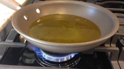 తనను పట్టించుకోవడం లేదని... భర్త పడుకున్నాక వేడి వేడి నూనె పోసిన భార్య