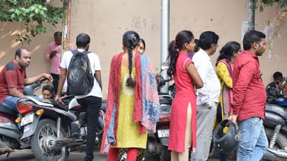 గ్రూప్-4 పరీక్షా కేంద్రాల వద్ద అభ్యర్థుల సందడి (ఫోటోలు)