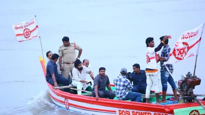 పవన్ కల్యాణ్ పడవ ప్రయాణం (ఫొటోలు)