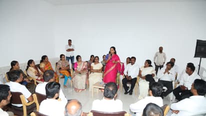 కవితతో న్యాయవాదుల భేటీ:టీఆర్ఎస్ కు న్యాయవాదుల మద్దతు