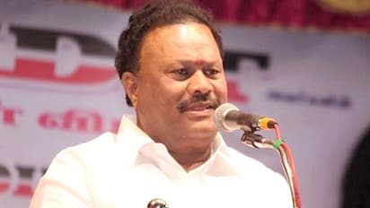 தங்க தமிழ்ச்செல்வன் நம்ம ஆளுதான்...!! ஒபிஎஸ்ஸை எதிரில் வைத்துக்கொண்டு கெத்து காட்டிய அதிமுக அமைச்சர்..!!