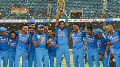 கோப்பையை நீங்களே வச்சுருக்காம சின்ன பசங்ககிட்ட கொடுங்க ரோஹித்!! தோனியின் செயலால் நெகிழ்ந்த இளம் வீரர்