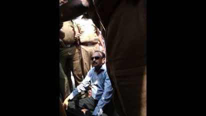 நக்கீரன் கோபாலுக்காக தரையில் அமர்ந்து போராட்டம்!! சிந்தாதிரி பேட்டையில் அதகளம் பண்ணும் வைகோ...