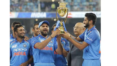 ఖలీల్ అహ్మద్ చేతికి ఆసియా కప్...రోహిత్ కు సూచించింది ఆయనే...