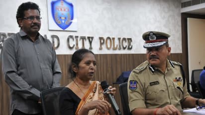 మావోలకు షాక్.. భార్యతో పాటు లొంగిపోయిన పార్టీ మాస్టర్ బ్రెయిన్ పురుషోత్తం