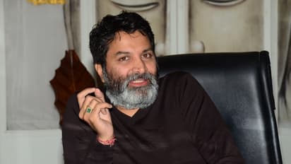 అరవింద సమేత డైరెక్టర్ త్రివిక్రమ్ ప్రెస్ మీట్ (ఫొటోలు)