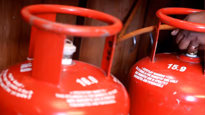 കൊല്ലത്ത് ഗ്യാസ് സിലിണ്ടർ പൊട്ടിത്തെറിച്ച് വീട് തകര്‍ന്നു