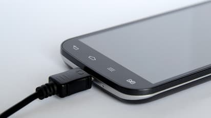 ಅಯ್ಯೋ ವಿಧಿಯೇ..! ಫೋನ್’ನಲ್ಲಿ ಮಾತನಾಡುವ ಮುನ್ನ ಈ ಸ್ಟೋರಿ ಓದಿ