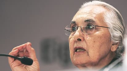 आखिर रोमिला थापर को बायोडाटा देने में मुश्किल क्या है?