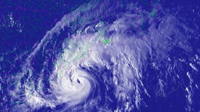 తీరం తాకిన తుఫాను: శ్రీకాకుళం జిల్లా అతలాకుతలం