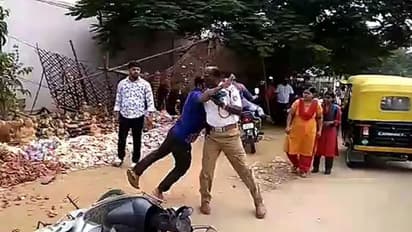 വീഡിയോ: മദ്യലഹരിയില് പൊലീസ് ഉദ്യോഗസ്ഥനെതിരെ അഭിഭാഷകന്റെ കയ്യാങ്കളി