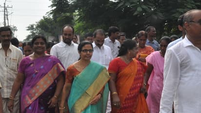 దత్తత గ్రామంలో నారా భువనేశ్వరి (పిక్చర్స్)